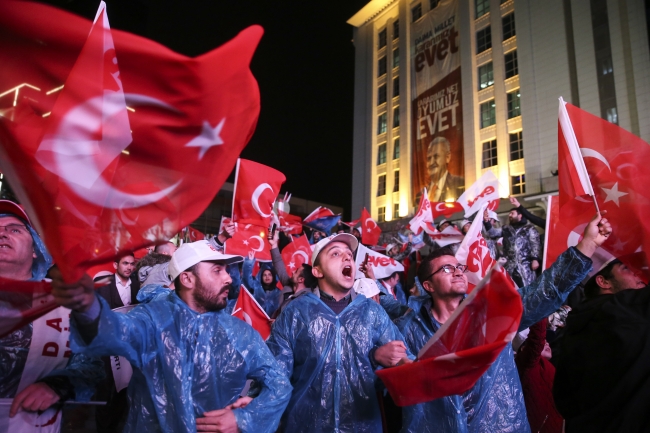 AK Parti Genel Merkezi'nde 'evet' sevinci yaşanıyor